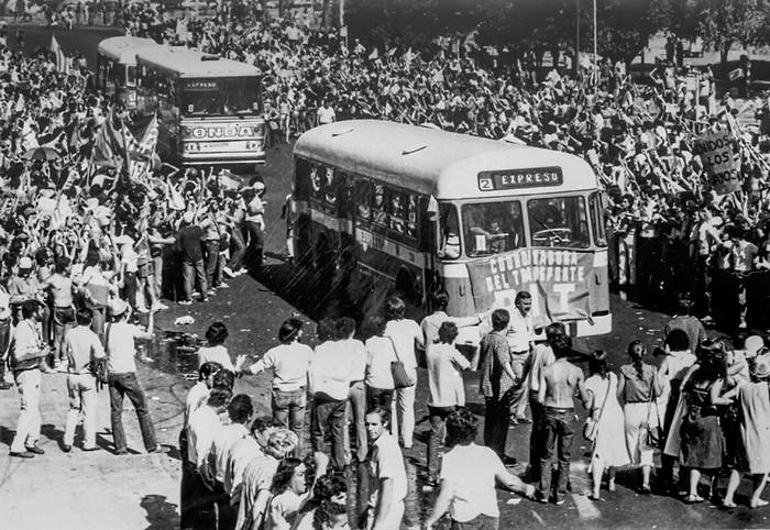 Caravana con los 154 niños hijos de exiliados que arribaron al país en 1983. Foto: Documental Tus Padres Volverán, s/d de autor