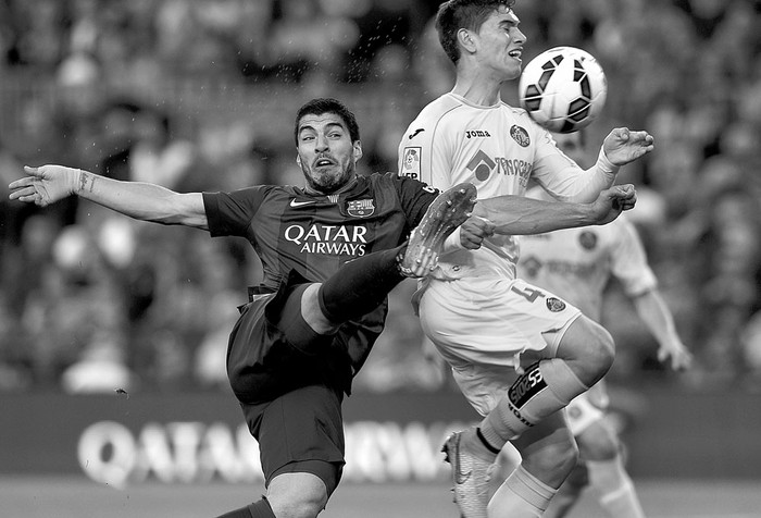 Luis Suárez, de Barcelona, anota un gol a Getafe, ayer, en el estadio Camp Nou de Barcelona. Foto: Luis Gene, Afp