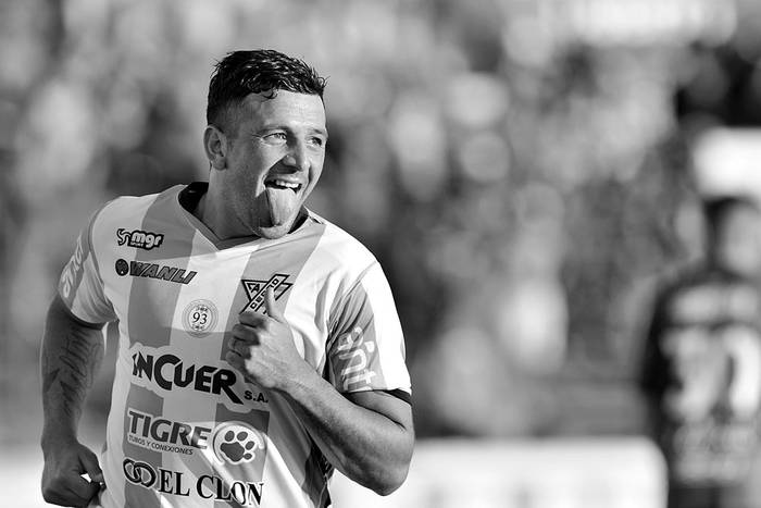 Aníbal Hernández, jugador de Cerro, festeja el segundo gol a Rampla, el sábado, en el estadio Luis Tróccoli. Foto: Sandro Pereyra