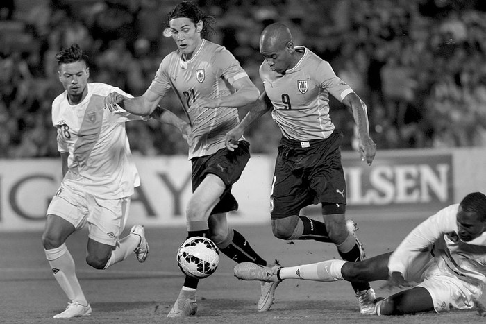 Edinson Cavani y Diego Rolan, en el partido Uruguay-Guatemala, el sábado, en el estadio Centenario. Foto: Santiago Mazzarovich