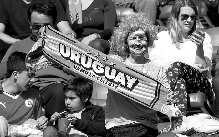 Hinchas uruguayos durante el partido Uruguay-Paraguay, el sábado, en el estadio La Portada de La Serena, Chile. Foto: Juan Carlos Cárdenas, Efe
