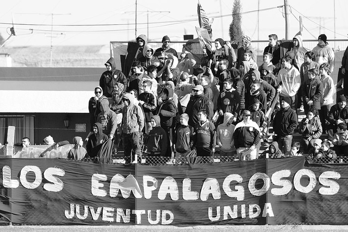 Hinchas de Juventud Unida de Libertad, el domingo, en Libertad, San José. Foto: Sandro Pereyra