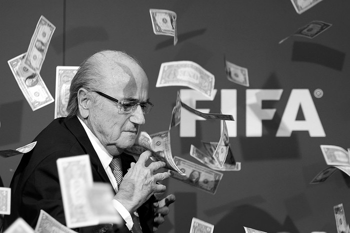 Joseph Blatter, presidente de la FIFA, bajo una lluvia de billetes que le lanzó el humorista británico Simon Brodkin, durante una conferencia de prensa en la sede del organismo, ayer, en Zúrich, Suiza. Foto: Fabrice Coffrini, Afp