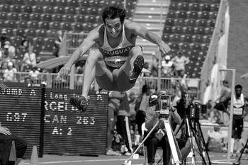 El uruguayo Emiliano Lasa, ayer, en la prueba de salto largo de los Juegos Panamericanos, en Toronto, Canadá. Foto: Gerardo Correa El uruguayo Emiliano Lasa, ayer, en la prueba de salto largo de los Juegos Panamericanos, en Toronto, Canadá. Foto: Gerardo Correa
