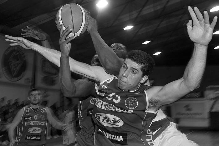 Federico Pereiras, de Montevideo, y Anthony Johnson, de Nacional, el sábado, en la cancha de Montevideo. Foto: Santiago Mazzarovich Federico Pereiras, de Montevideo, y Anthony Johnson, de Nacional, el sábado, en la cancha de Montevideo. Foto: Santiago Mazzarovich
