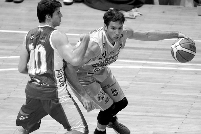 Cristian Modernell, de Cordón, y Andrés Maggiari, de Yale, en la cancha de Cordón. Foto: Pablo Vignali (archivo, julio de 2015)