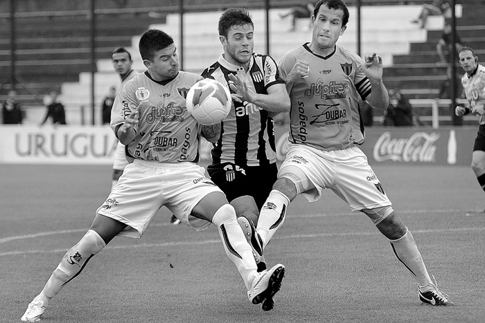 Jefferson Moreira y Juan Pablo Péndola, de El Tanque Sisley, y Nahitan Nández, de Peñarol, el sábado en el Parque Viera.Foto: Juan Manuel Ramos