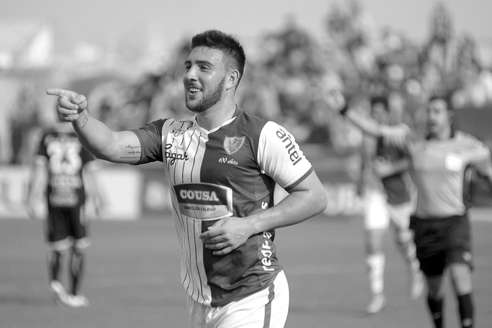 Lucas Cavallini celebra el segundo gol de Fénix a Racing, el sábado en el Parque Capurro. Foto: Santiago Mazzarovich