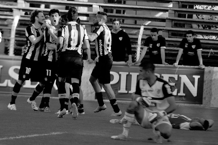 Los jugadores de Peñarol festejan el segundo gol a Fénix, el sábado, en el estadio Luis Franzini. Foto: Juan Manuel Ramos