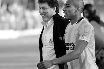 Juan Ramón Carrasco y Ángel Rodríguez, de River Plate, al final del partido con Racing, ayer, en el Parque Saroldi. Foto: Pablo Vignali Juan Ramón Carrasco y Ángel Rodríguez, de River Plate, al final del partido con Racing, ayer, en el Parque Saroldi. Foto: Pablo Vignali