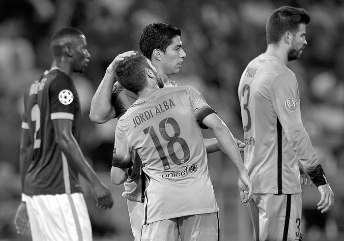 Luis Suárez y Jordi Alba, de Barcelona, festejan el gol a Roma, ayer, en el estadio Olímpico de Roma, Italia. Foto: Andreas Solaro, Afp