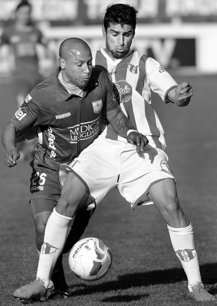 Héctor Acuña, de Defensor Sporting, y Jhony Galli, de Villa Teresa, ayer, en el Franzini. Foto: Pablo Vignali