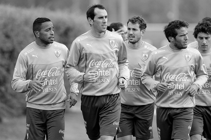 Álvaro Pereira, Diego Godín, Cristhian Stuani, Álvaro González y Matías Corujo, jugadores de la selección uruguaya, durante un entrenamiento, el viernes en el Complejo Celeste. Foto: Sandro Pereyra