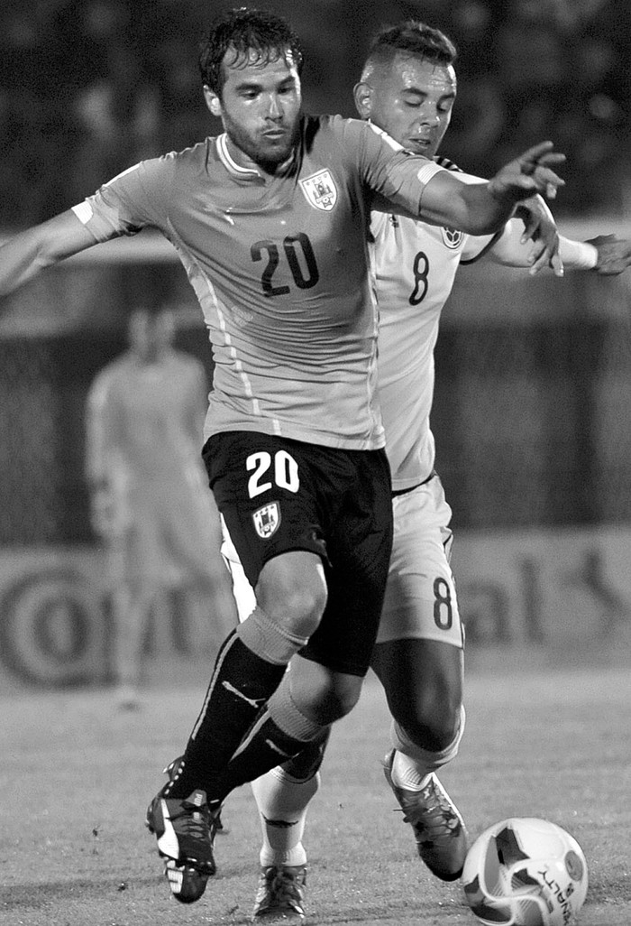 Álvaro González durante el partido con Colombia, el martes, en el estadio Centenario. Foto: Federico Gutiérrez