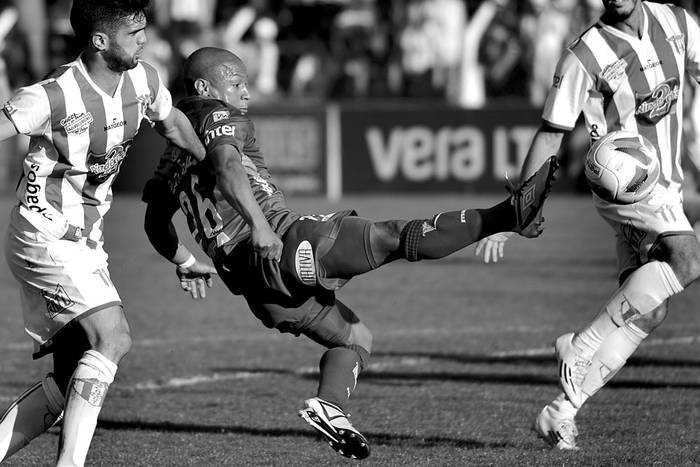 Héctor Acuña, de Defensor Sporting. Foto: Pablo Vignali (archivo, setiembre de 2015)