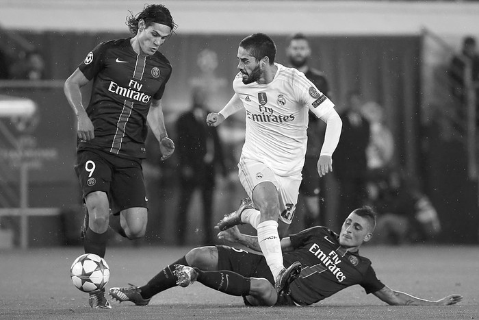 Edinson Cavani, de Paris Saint-Germain, y Marco Verratti, de Real Madrid, ayer, en el estadio Parque de los Príncipes, en París. Foto: Thomas Samson, Afp