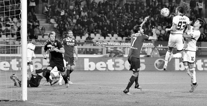 Diego Laxalt, de Genoa de Italia, anota ante Torino ayer, en el Estadio Olímpico en Turín, Italia. Foto: Andrea di Marco, Efe Diego Laxalt, de Genoa de Italia, anota ante Torino ayer, en el Estadio Olímpico en Turín, Italia. Foto: Andrea di Marco, Efe