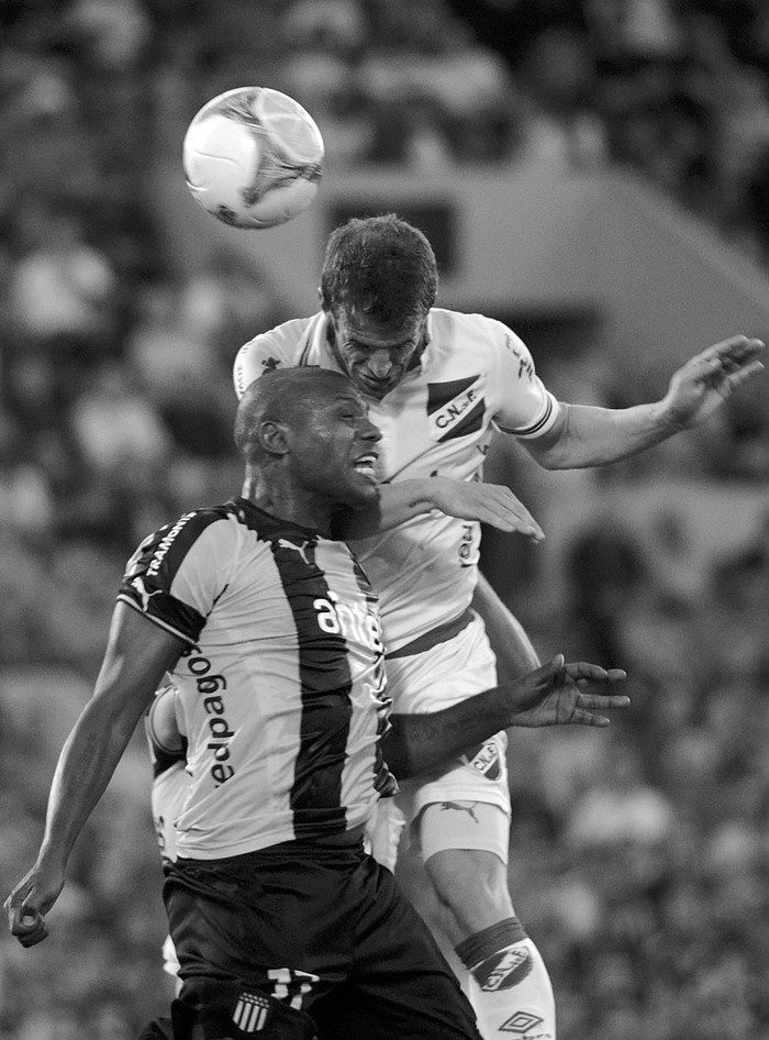 Marcelo Zalayeta e Iván Alonso en el último clásico. Foto: Pablo Vignali