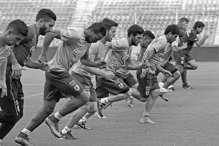 Los jugadores de Uruguay durante un entrenamiento, el lunes, en el estadio Monumental de Guayaquil, Ecuador. Foto: Rodrigo Buendía, Afp Los jugadores de Uruguay durante un entrenamiento, el lunes, en el estadio Monumental de Guayaquil, Ecuador. Foto: Rodrigo Buendía, Afp