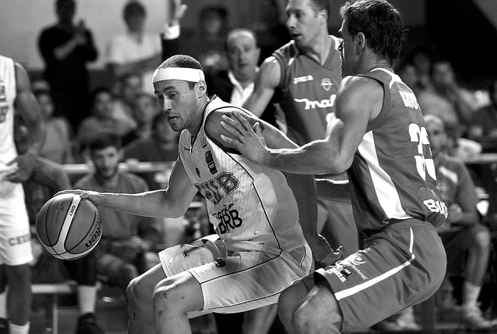 Fúlvio Chiantia, de Uniceub, y Federico Bavosi, de Malvín, ayer, en el Palacio Peñarol. Foto: Federico Gutiérrez