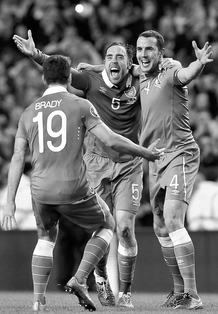 Robbie Brady, Richard Keogh y John O'Shea de Irlanda, al final del partido con Bosnia-Herzegovina, ayer, en Dublín, Irlanda. Foto: Paul Fe, AFP