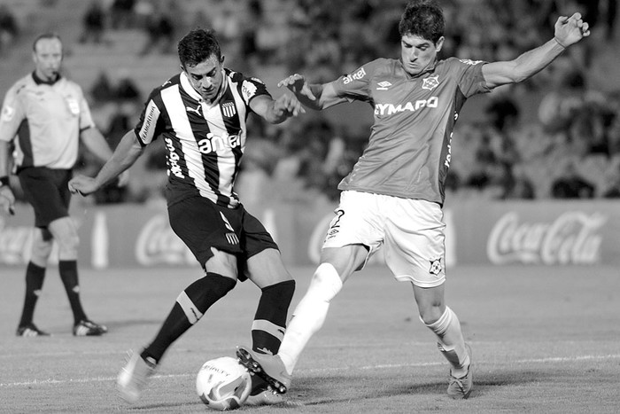 Diego Ifrán, de Peñarol, y Gastón Bueno, de Wanderers, el domingo en el estadio Centenario. Foto: Pablo Vignali