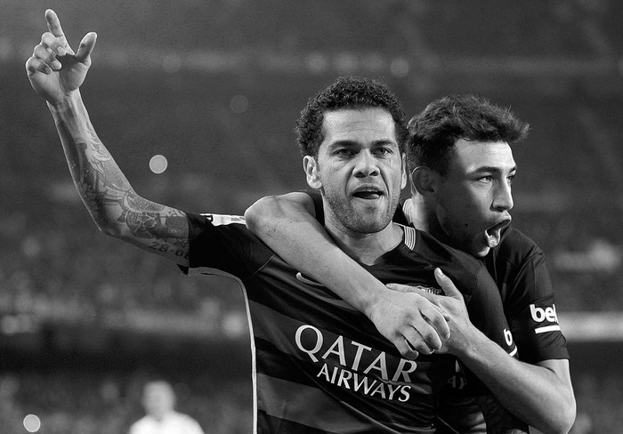 Dani Alves, de Barcelona, festeja con su compañero Munir El Haddadi el primer gol a Villanovense, ayer, en el Nou Camp de Barcelona. Foto: Andreu Dalmau, EFE