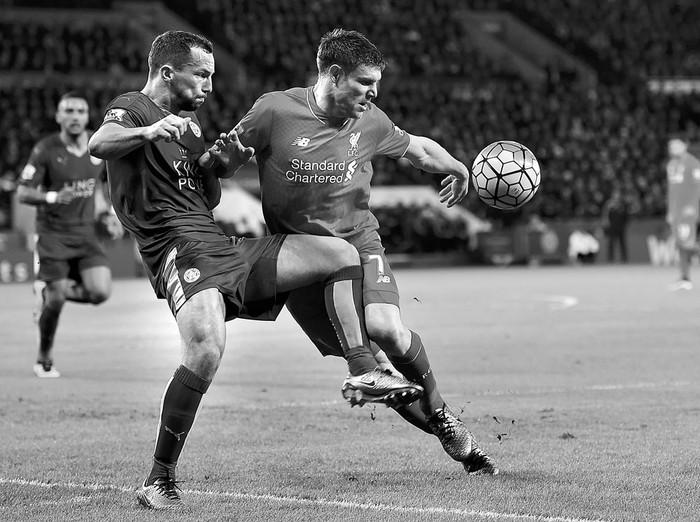 Danny Drinkwater, de Leicester City, y James Milner, de Liverpool, ayer, en Leicester, Inglaterra. Foto: Ben Stansall, Afp