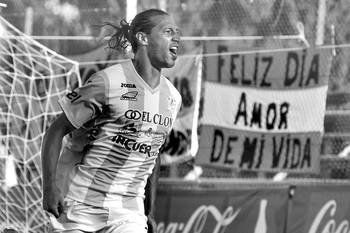 Richard Porta festeja el gol de Cerro a Danubio, ayer, en el estadio José Nasazzi. Foto: federico Gutiérrez Richard Porta festeja el gol de Cerro a Danubio, ayer, en el estadio José Nasazzi. Foto: federico Gutiérrez