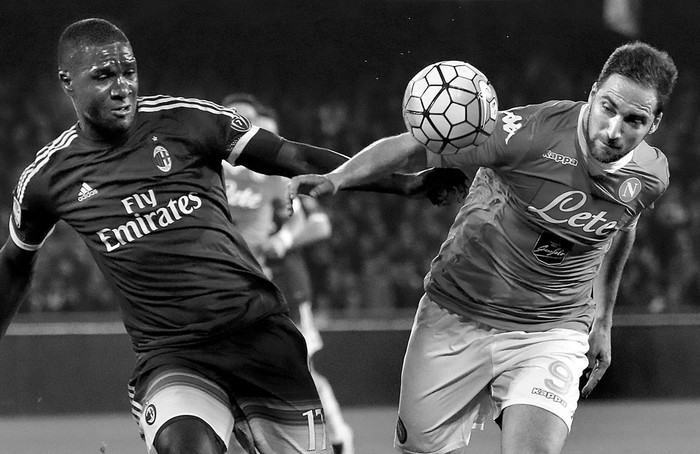 Cristian Zapata, de Milan, y Gonzalo Higuaín, de Napoli, ayer, en el estadio San Paolo de Nápoles. Foto: Carlo Hermann, Afp