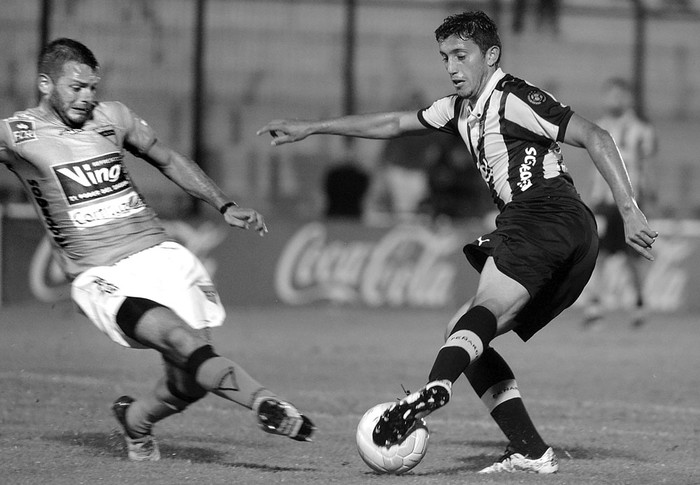 Julián Perujo, de Sud América, y Carlos Luque, de Peñarol, el sábado, en el Campus de Maldonado. • Foto: Santiago Mazzarovich Julián Perujo, de Sud América, y Carlos Luque, de Peñarol, el sábado, en el Campus de Maldonado. • Foto: Santiago Mazzarovich