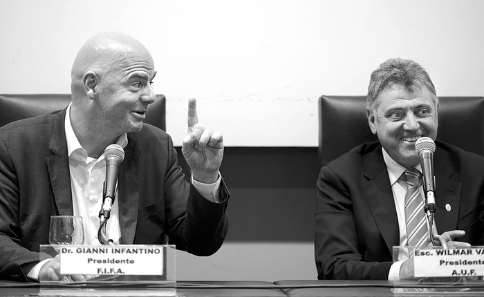 Gianni Infantino y Wilmar Valdez, ayer, en conferencia de prensa en el Museo del Fútbol. Foto: Santiago Mazzarovich