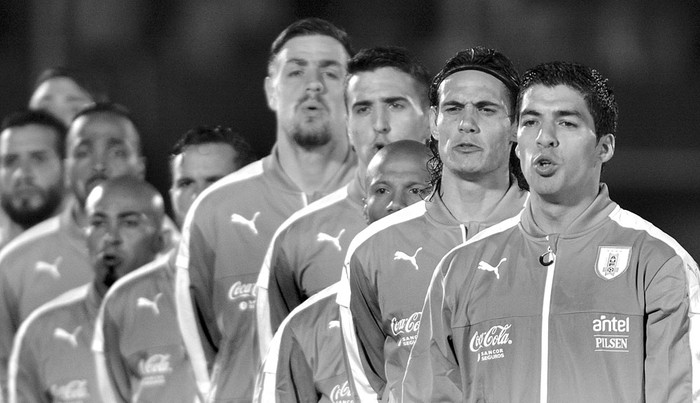 La selección uruguaya canta el Himno Nacional antes del partido con Perú,
el martes en el estadio Centenario. Foto: Iván Franco