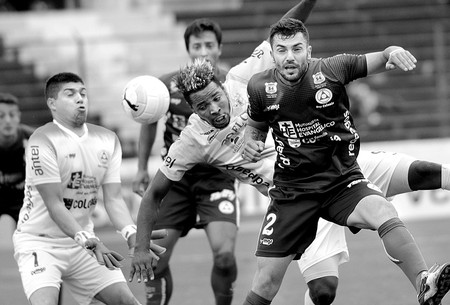 Kevin Dawson (i) y Germán Ferreira, de Plaza Colonia (d), y Hugo Silveira, de Cerro (c), ayer, en el Tróccoli. Foto: Pablo Vignali Kevin Dawson (i) y Germán Ferreira, de Plaza Colonia (d), y Hugo Silveira, de Cerro (c), ayer, en el Tróccoli. Foto: Pablo Vignali