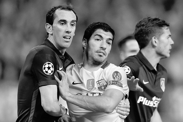 Diego Godín, de Atlético de Madrid, y Luis Suárez, de Barcelona, ayer, en el estadio Vicente Calderón, en Madrid. Foto: Javier Soriano, Afp