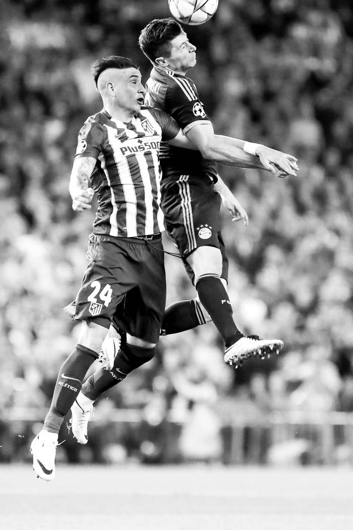 José María Giménez y Robert Lewandowski, ayer, en el estadio Vicente Calderón de Madrid. Foto: César Manso, Afp