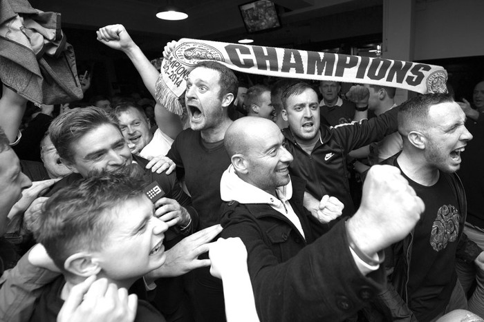 Aficionados del Leicester City celebran haber ganado la Premier League en un bar
en el centro de Leicester, al este de Inglaterra. Foto: Leon Neal, Afp