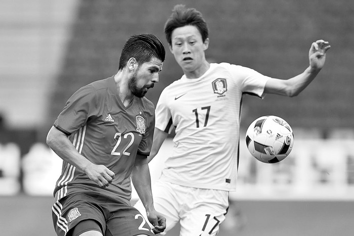 Nolito, de España, y Lee Jae-Sung, de Corea del Sur, durante un partido amistoso,
ayer, en el estadio Red Bull, en Salzburgo, Austria. Foto: Wildbild, Afp Nolito, de España, y Lee Jae-Sung, de Corea del Sur, durante un partido amistoso,
ayer, en el estadio Red Bull, en Salzburgo, Austria. Foto: Wildbild, Afp