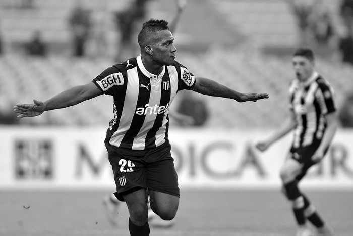 Miguel Murillo, de Peñarol, festeja el gol a Juventud, el sábado, en el estadio Centenario. Foto: Iván Franco