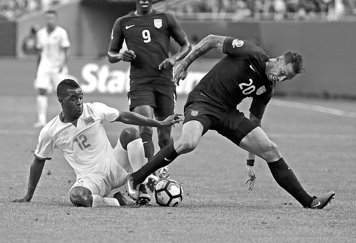 Joel Campbell, de Costa Rica, y Geoff Cameron, de Estados Unidos, ayer en Chicago, Illinois. Foto: Jonathan Daniel, Afp