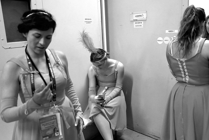 Bailarinas se preparan para el ensayo de la ceremonia de apertura de la Eurocopa 2016,
ayer en Saint-Denis, Francia.Foto: Kenzo Tribouillard, Afp