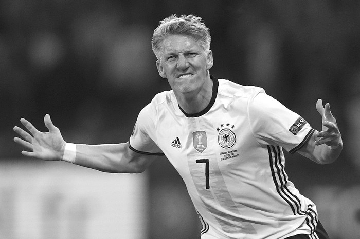 Bastian Schweinsteiger celebra tras marcar un gol en el estadio Pierre Mauroy en Villeneuve-d’Ascq, ayer. Foto: Martin Bureau, Afp