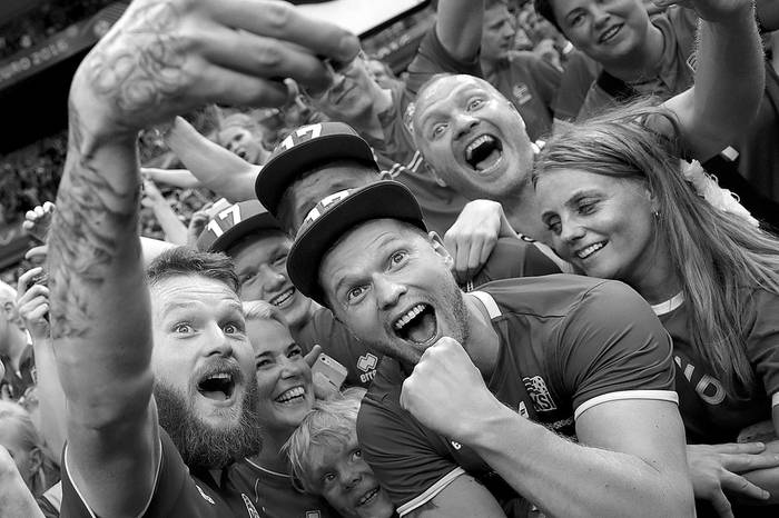 Aron Gunnarsson (i), mediocampista islandés, posa junto a hinchas de la selección, ayer, durante
el partido con Austria, en Saint-Denis, cerca de París. Foto: Kenzo Tribouillard, Afp Aron Gunnarsson (i), mediocampista islandés, posa junto a hinchas de la selección, ayer, durante
el partido con Austria, en Saint-Denis, cerca de París. Foto: Kenzo Tribouillard, Afp