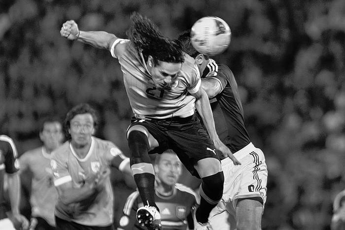 Edinson Cavani durante un partido con Argentina el 15 de octubre de 2013. Foto: Iván Franco