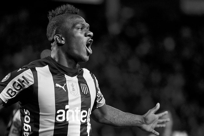 Miguel Murillo, de Peñarol, luego del gol a Fénix, el sábado en el estadio Campeón del Siglo. Foto: Santiago Mazzarovich