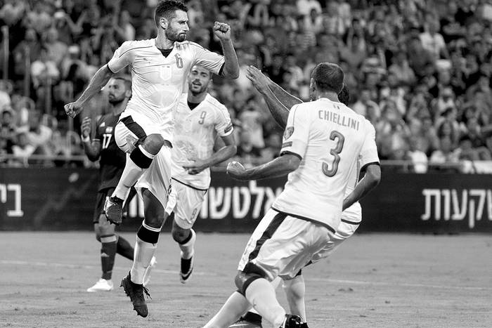Antonio Candreva festeja con sus compañeros de la selección italiana después de anotar un gol a Israel, ayer, en Haifa. Foto: Jack Guez, Afp Antonio Candreva festeja con sus compañeros de la selección italiana después de anotar un gol a Israel, ayer, en Haifa. Foto: Jack Guez, Afp