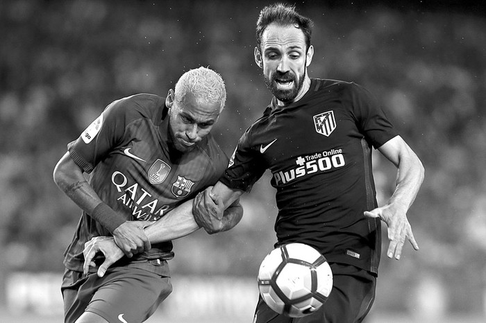 Neymar, de Barcelona, y Juanfran, de Atlético de Madrid, ayer, en el Camp Nou de Barcelona. Foto: Pau Barrena, AFP