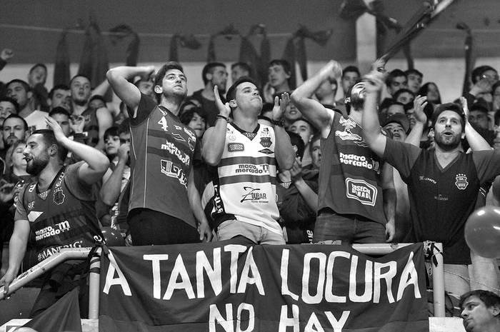 Hinchas de Goes en el Palacio Peñarol. Foto: Federico Gutiérrez (archivo, setiembre de 2016)