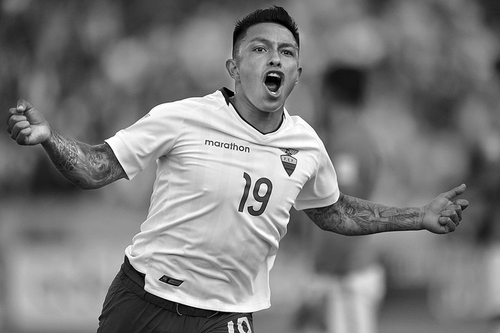 Cristian Ramírez, de Ecuador, festeja un gol a Chile, ayer, en Quito, Ecuador. Foto: Rodrigo Buendía, AFP Cristian Ramírez, de Ecuador, festeja un gol a Chile, ayer, en Quito, Ecuador. Foto: Rodrigo Buendía, AFP