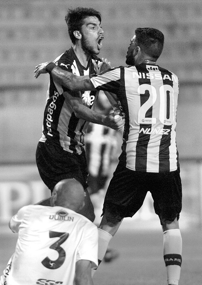 Gastón Rodríguez y Nicolás Albarracín festejan el gol de Peñarol a Villa Española, el sábado en el Campeón del Siglo. Foto: Iván Franco